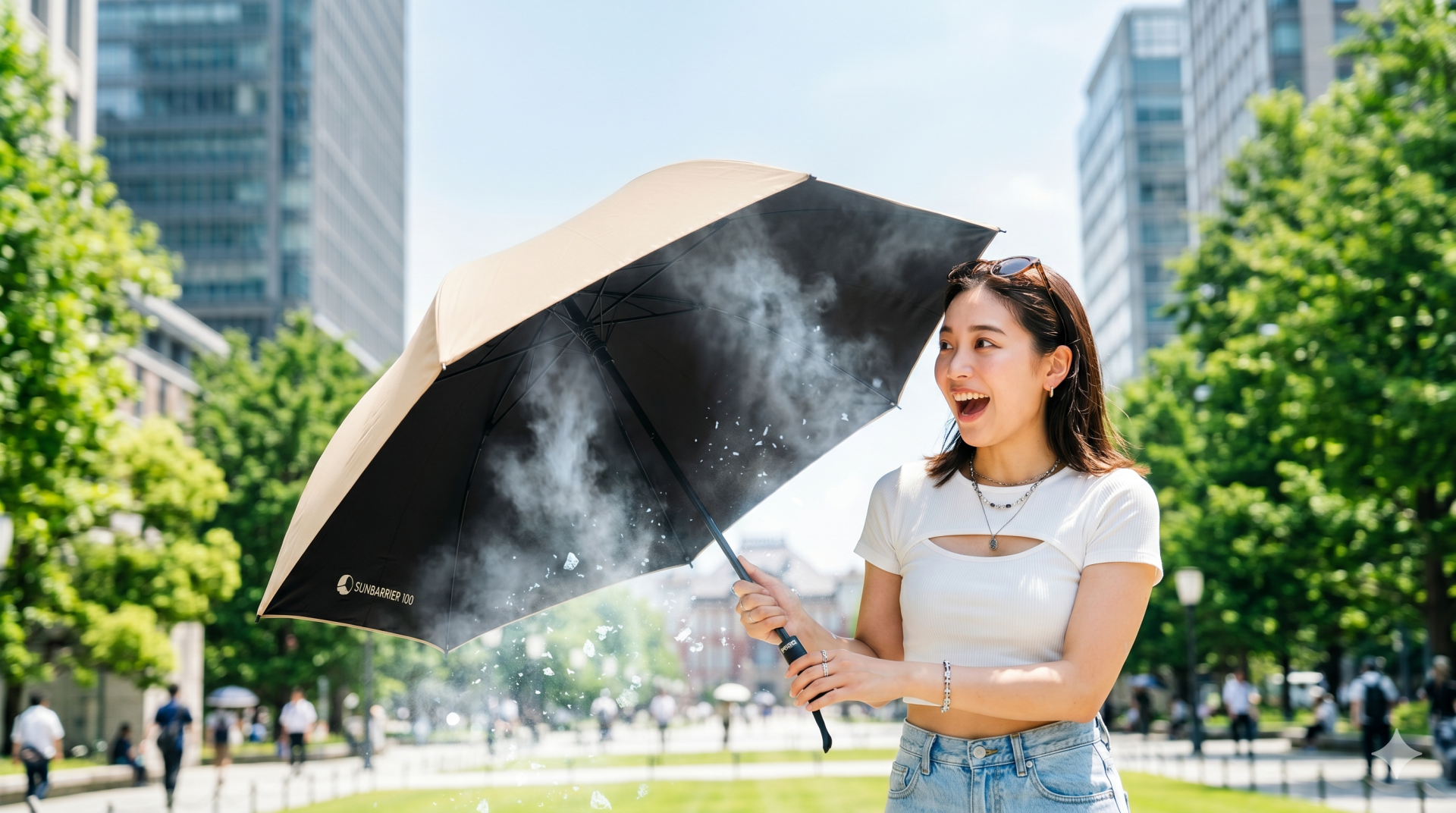 晴れた公園で、ミスト日傘から水霧が噴き出して驚く日本人女性。