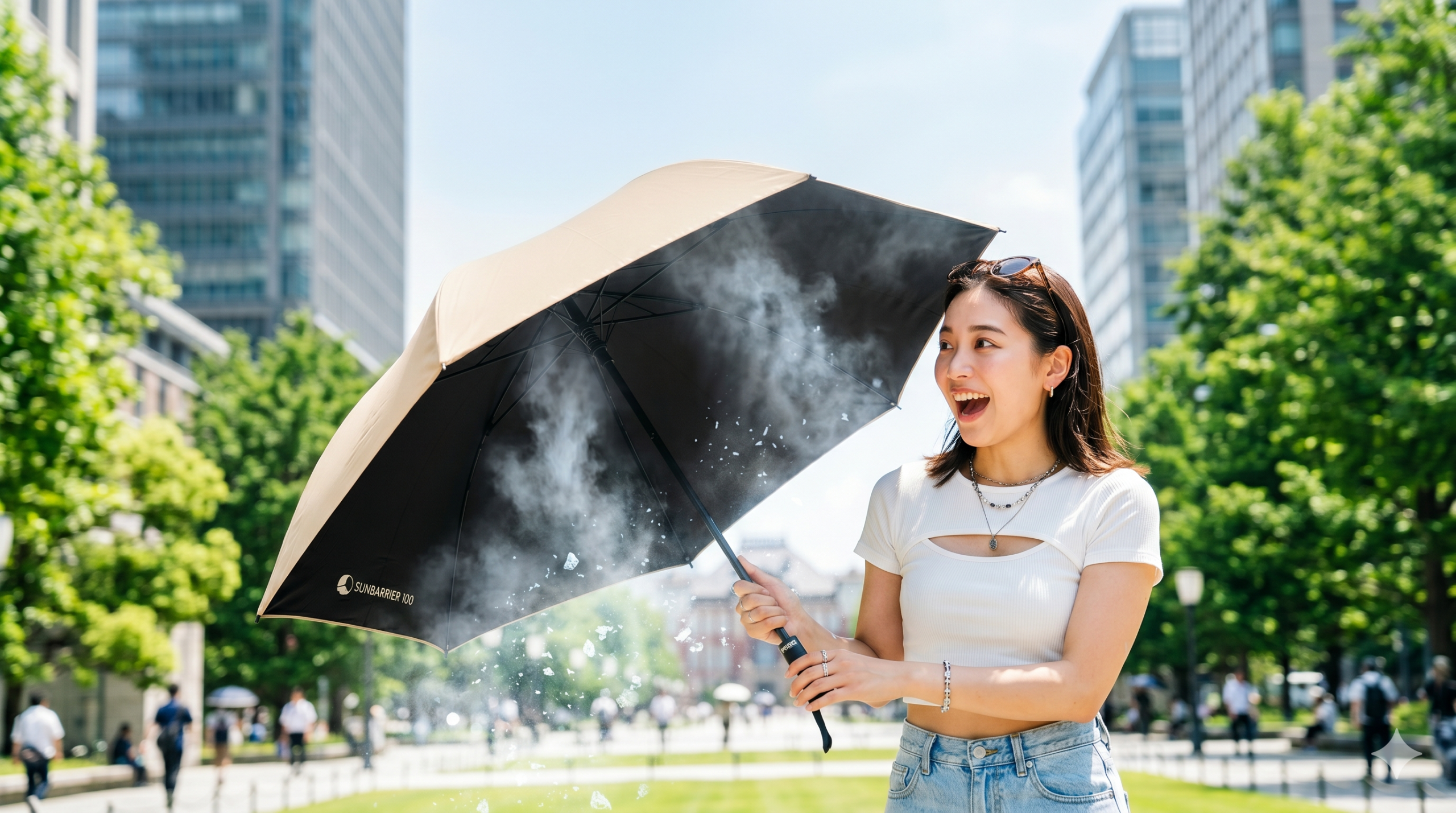 晴れた公園で、ミスト日傘から水霧が噴き出して驚く日本人女性。
